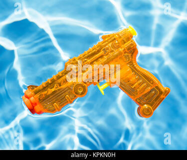 Squirt gun Orange flottant dans l'eau. Banque D'Images