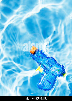 Squirt gun bleu un flottant de l'eau. Banque D'Images