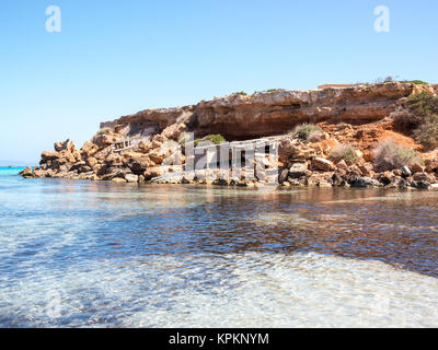 Les hangars à bateaux typiques en Cala Saona beach, Formentera Banque D'Images