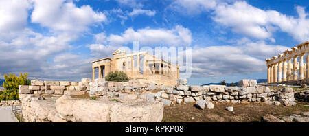 L'acropole d'Athènes, l'image panoramique avec Erechtheion et temples Parthénon sous ciel dramatique. Banque D'Images