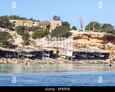 Formentera, Espagne - 28 mai 2015 - Vue de l'embarcation typique de Formentera maisons en Cala Saona, Formentera Banque D'Images