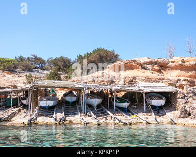 Pour la construction d'un hangar à bateaux typiques bateaux dans Cala Saona, île de Formentera, Espagne Banque D'Images