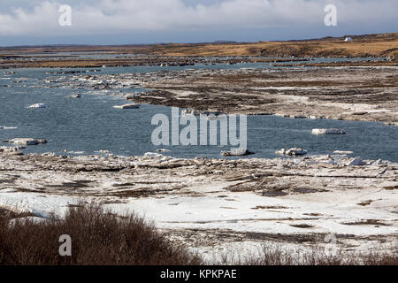 La glace de flotter au loin sur une rive du fleuve, l'Islande Banque D'Images