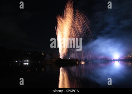 Organisé spectaculaire feu d'artifice sur le lac Mooragh, Ramsey, Ile de Man, 5 novembre 2017 Banque D'Images