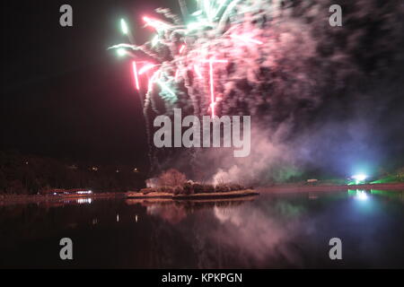 Organisé spectaculaire feu d'artifice sur le lac Mooragh, Ramsey, Ile de Man, 5 novembre 2017 Banque D'Images