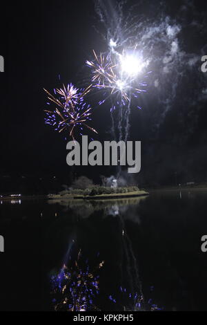 Organisé spectaculaire feu d'artifice sur le lac Mooragh, Ramsey, Ile de Man, 5 novembre 2017 Banque D'Images