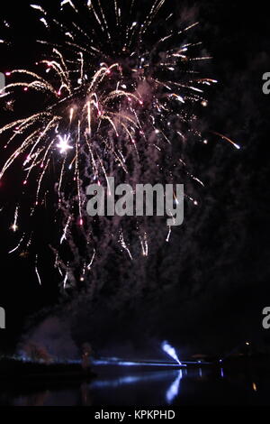 Organisé spectaculaire feu d'artifice sur le lac Mooragh, Ramsey, Ile de Man, 5 novembre 2017 Banque D'Images