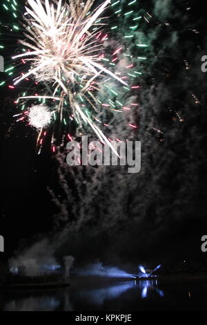 Organisé spectaculaire feu d'artifice sur le lac Mooragh, Ramsey, Ile de Man, 5 novembre 2017 Banque D'Images