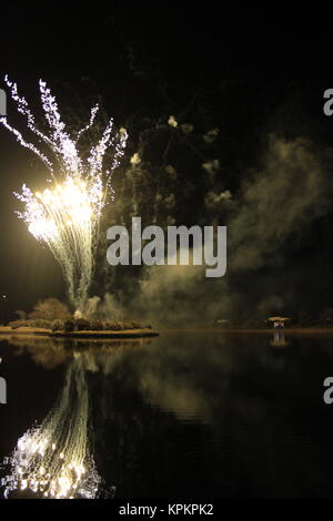 Organisé spectaculaire feu d'artifice sur le lac Mooragh, Ramsey, Ile de Man, 5 novembre 2017 Banque D'Images