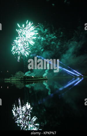 Organisé spectaculaire feu d'artifice sur le lac Mooragh, Ramsey, Ile de Man, 5 novembre 2017 Banque D'Images