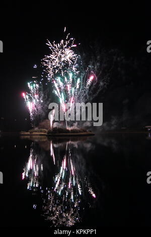 Organisé spectaculaire feu d'artifice sur le lac Mooragh, Ramsey, Ile de Man, 5 novembre 2017 Banque D'Images