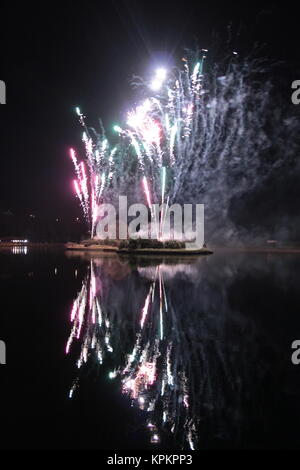 Organisé spectaculaire feu d'artifice sur le lac Mooragh, Ramsey, Ile de Man, 5 novembre 2017 Banque D'Images