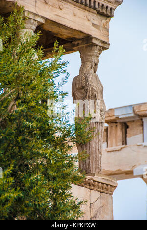 Dans l'Erechtheion temple à caryatide sur le Parthénon, Athènes Grèce Banque D'Images