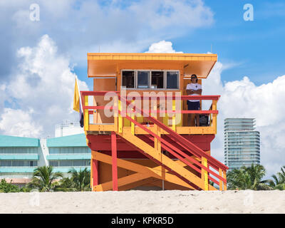 MIAMI, USA - 6 septembre 2015 : les tours sont utilisées pour surveiller et superviser les nageurs et font partie de l'architecture traditionnels de Miami. Banque D'Images