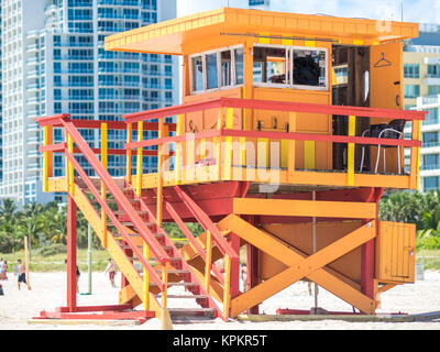 MIAMI, USA - 6 septembre 2015 : les tours sont utilisées pour surveiller et superviser les nageurs et font partie de l'architecture traditionnels de Miami. Banque D'Images