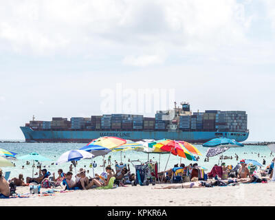 MIAMI, USA - 6 septembre 2015 : grand navire quittant le port de Miami, Floride. Le port est le 11e plus grand port à conteneurs de fret aux États-Unis. Banque D'Images