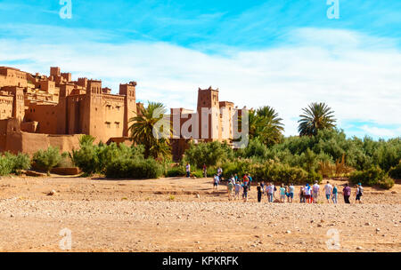 Ait Benhaddou, Maroc - 11 mai 2017 : les touristes sont en marche vers le célèbre film l'emplacement et l'ancien village de Ait Benhaddou au Maroc. Banque D'Images