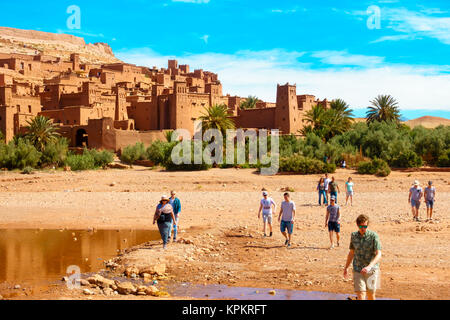 Ait Benhaddou, Maroc - 11 mai 2017 : les touristes quittent le célèbre film l'emplacement et l'ancien village de Ait Benhaddou au Maroc. Banque D'Images