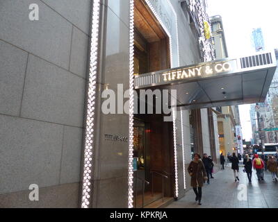 Tiffany & Co situé à l'angle de la 57e Rue et la 5ème Avenue sert une clientèle aisée avec des bijoux de Banque D'Images