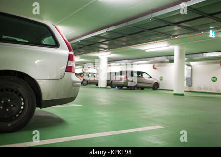 Voitures garées dans un parking/garage (tons de couleur peu profondes de l'image 6) Banque D'Images