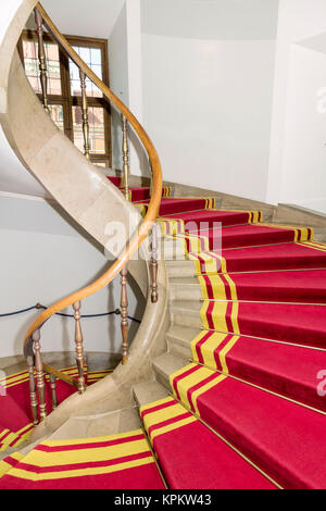 Escalier dans le palais polonais. Château Royal de Varsovie. Tapis rouge. Banque D'Images