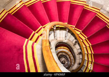 Escalier dans le palais polonais. Château Royal de Varsovie. Tapis rouge. Banque D'Images