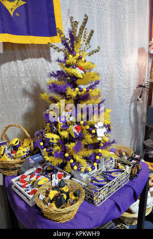 Louisiana State University, LSU, arbre de Noël, des accessoires, des décorations de l'arbre de la LSU et petits cadeaux lors d'une foire de Noël. Banque D'Images