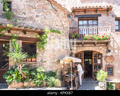 Mura, Espagne - le 17 juillet 2016. Street dans le village médiéval de Mura Banque D'Images