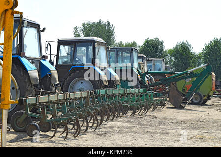 Tracteur, debout dans une ligne. Les machines agricoles. Banque D'Images