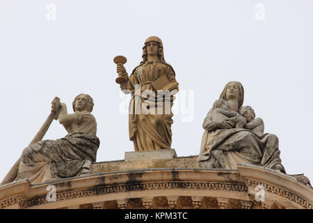 Sculptures catholique sur la façade d'une église à Menton, France Banque D'Images