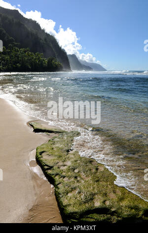 Ke'e Beach - Vertical - Vue de Kee Beach, à l'ouest vers misty Côte de Na Pali, à la rive nord de l'île de Kauai, Hawaii, USA. Banque D'Images