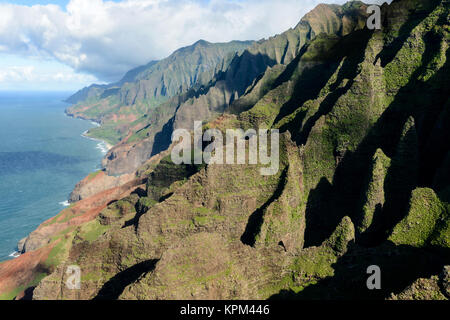 Les falaises côtières - vue aérienne de rocky Na Pali (falaise) côte à la côte nord-ouest de l'île de Kauai, Hawaii, USA. Banque D'Images
