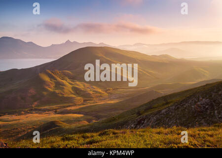 Coucher du soleil du printemps dans les montagnes. Le littoral et les collines Banque D'Images