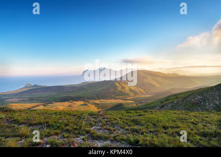 Coucher du soleil du printemps dans les montagnes. Le littoral et les collines Banque D'Images