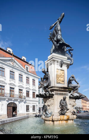 Herkulesbrunnen, Hercules Fontaine, par Adrian de Vries, 1602, la Maximilianstrasse, Augsbourg, Bavière, Allemagne Banque D'Images