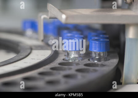 Les flacons contenant les attend en ligne pour l'analyse Banque D'Images