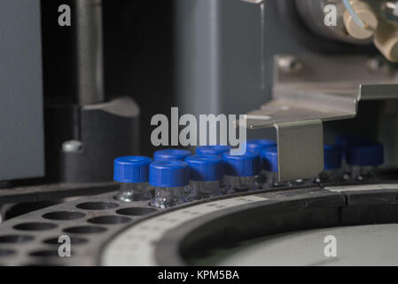 Les flacons contenant les attend en ligne pour l'analyse Banque D'Images