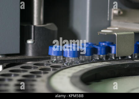 Les flacons contenant les attend en ligne pour l'analyse Banque D'Images