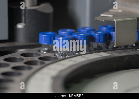 Les flacons contenant les attend en ligne pour l'analyse Banque D'Images