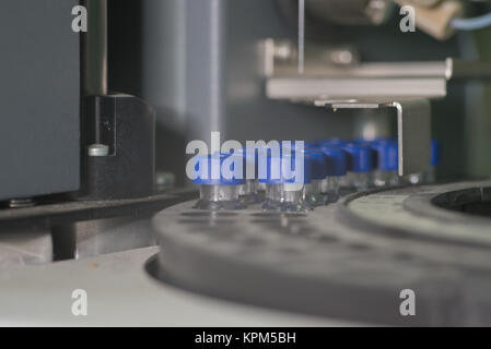 Les flacons contenant les attend en ligne pour l'analyse Banque D'Images