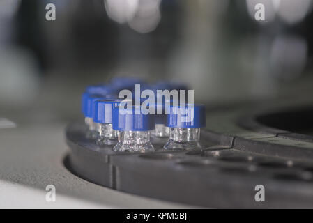 Les flacons contenant les attend en ligne pour l'analyse Banque D'Images