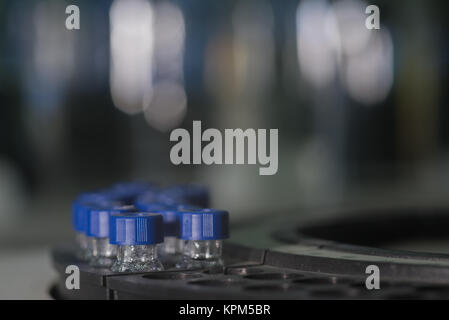 Les flacons contenant les attend en ligne pour l'analyse Banque D'Images