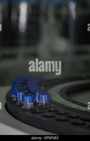 Les flacons contenant les attend en ligne pour l'analyse Banque D'Images