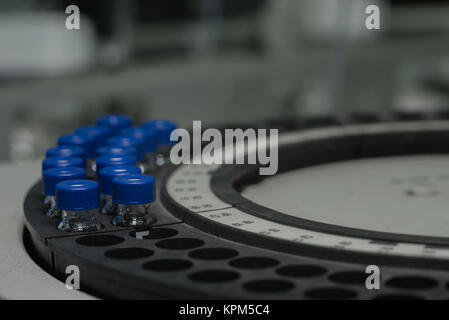 Les flacons contenant les attend en ligne pour l'analyse Banque D'Images