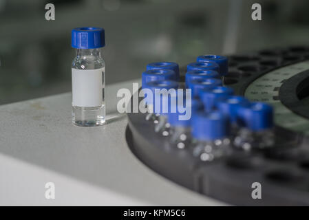 Les flacons contenant les attend en ligne pour l'analyse Banque D'Images