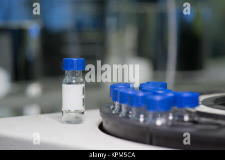 Les flacons contenant les attend en ligne pour l'analyse Banque D'Images