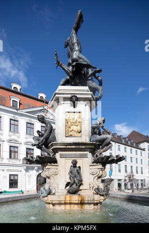 Herkulesbrunnen, Hercules Fontaine, par Adrian de Vries, 1602, la Maximilianstrasse, Augsbourg, Bavière, Allemagne Banque D'Images