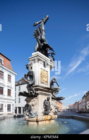 Herkulesbrunnen, Hercules Fontaine, par Adrian de Vries, 1602, la Maximilianstrasse, Augsbourg, Bavière, Allemagne Banque D'Images