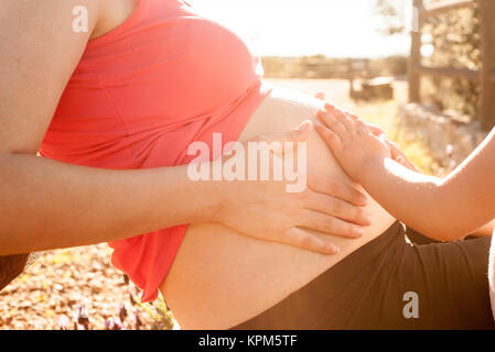 Femme enceinte et sa petite fille à la nature et l'environnement Banque D'Images