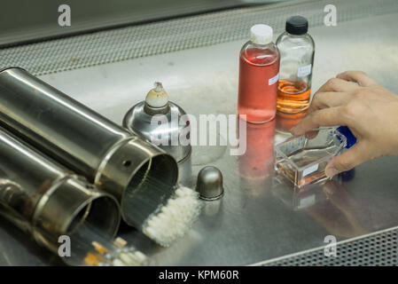 Le choix de la main et du matériel de laboratoire Banque D'Images